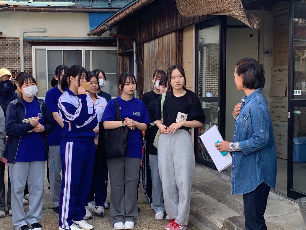 クラブ会員が挨拶をしている場面の画像